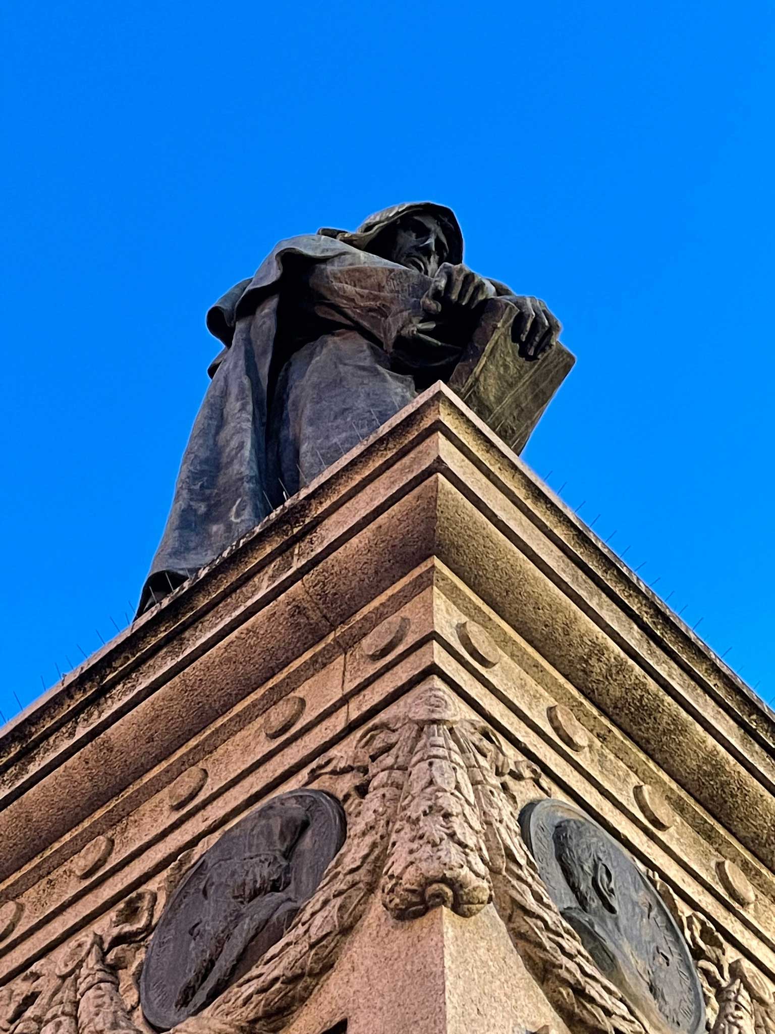 Statua di Giordano Bruno e l’Iscrizione in memoria di Beatrice Cenci